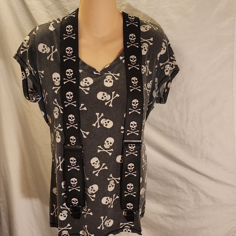 DOUBLE SKULL DEAL NO BOUNDARIES & HOLD UP XL TEE & SUSPENDERS